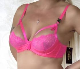 Madam X

y58945 hot pink
    ...